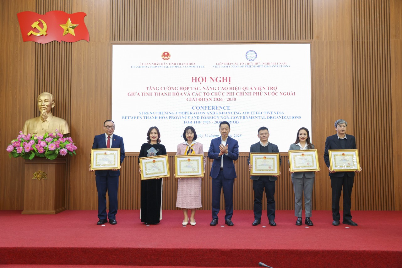 ê Quang Hùng, Member of the Provincial Party Standing Committee and Vice Chairman of the Thanh Hóa Provincial People’s Committee, presents Certificates of Merit of the Chairman of the Thanh Hóa Provincial People’s Committee to foreign non-governmental organizations for their positive contributions in recent years. (Photo: Đinh Hòa) ê Quang Hùng, Member of the Provincial Party Standing Committee and Vice Chairman of the Thanh Hóa Provincial People’s Committee, presents Certificates of Merit of the Chairman of the Thanh Hóa Provincial People’s Committee to foreign non-governmental organizations for their positive contributions in recent years. (Photo: Đinh Hòa)