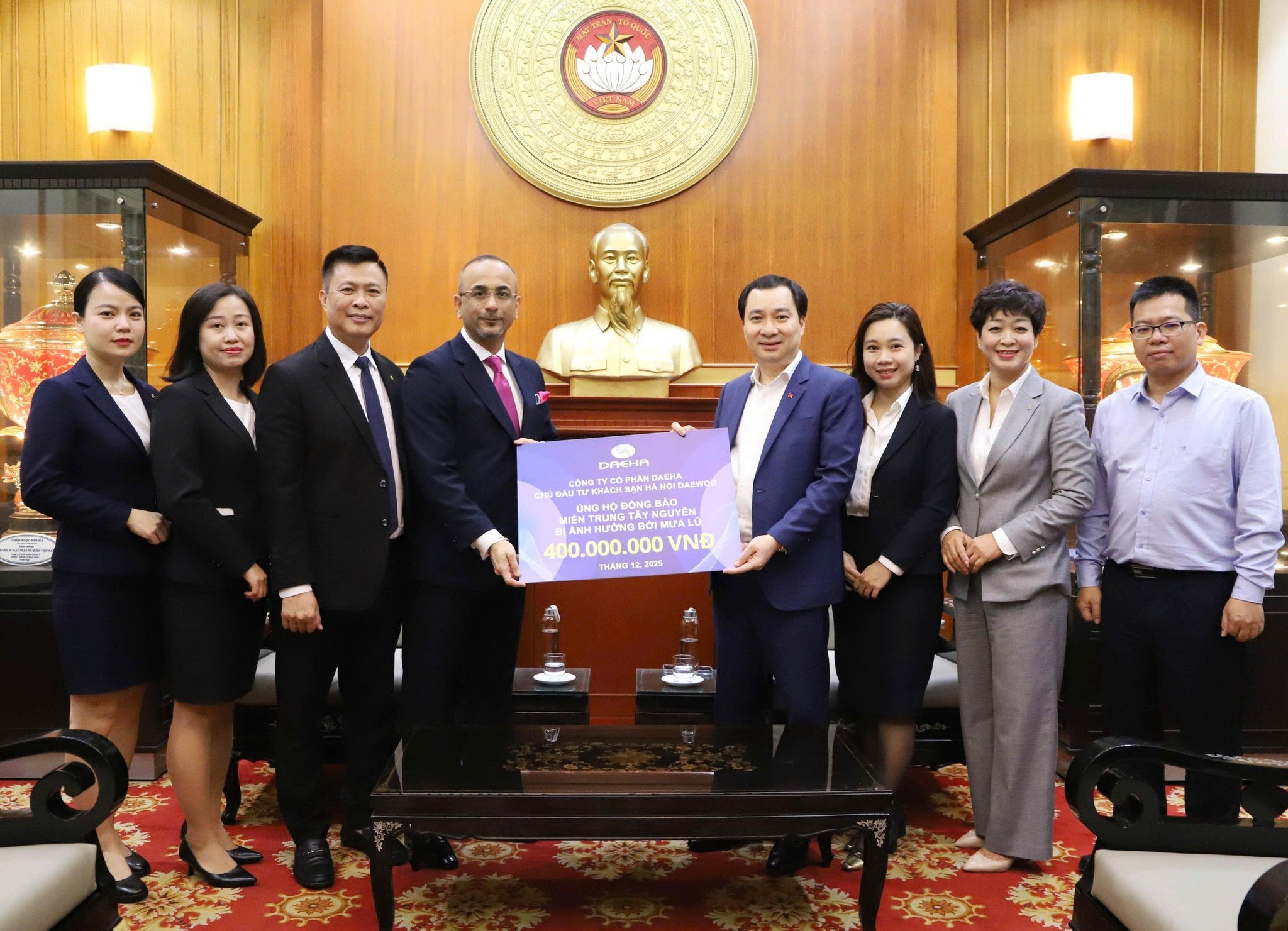 Ông Vũ Văn Tiến, Ủy viên Đoàn Chủ tịch, Trưởng Ban Tuyên giáo Cơ quan Ủy ban Trung ương MTTQ Việt Nam tiếp nhận số tiền ủng hộ từ Công ty cổ phần Daeha - chủ đầu tư khách sạn Hà Nội Daewoo số tiền 400 triệu đồng Ông Vũ Văn Tiến, Ủy viên Đoàn Chủ tịch, Trưởng Ban Tuyên giáo Cơ quan Ủy ban Trung ương MTTQ Việt Nam tiếp nhận số tiền ủng hộ từ Công ty cổ phần Daeha - chủ đầu tư khách sạn Hà Nội Daewoo số tiền 400 triệu đồng