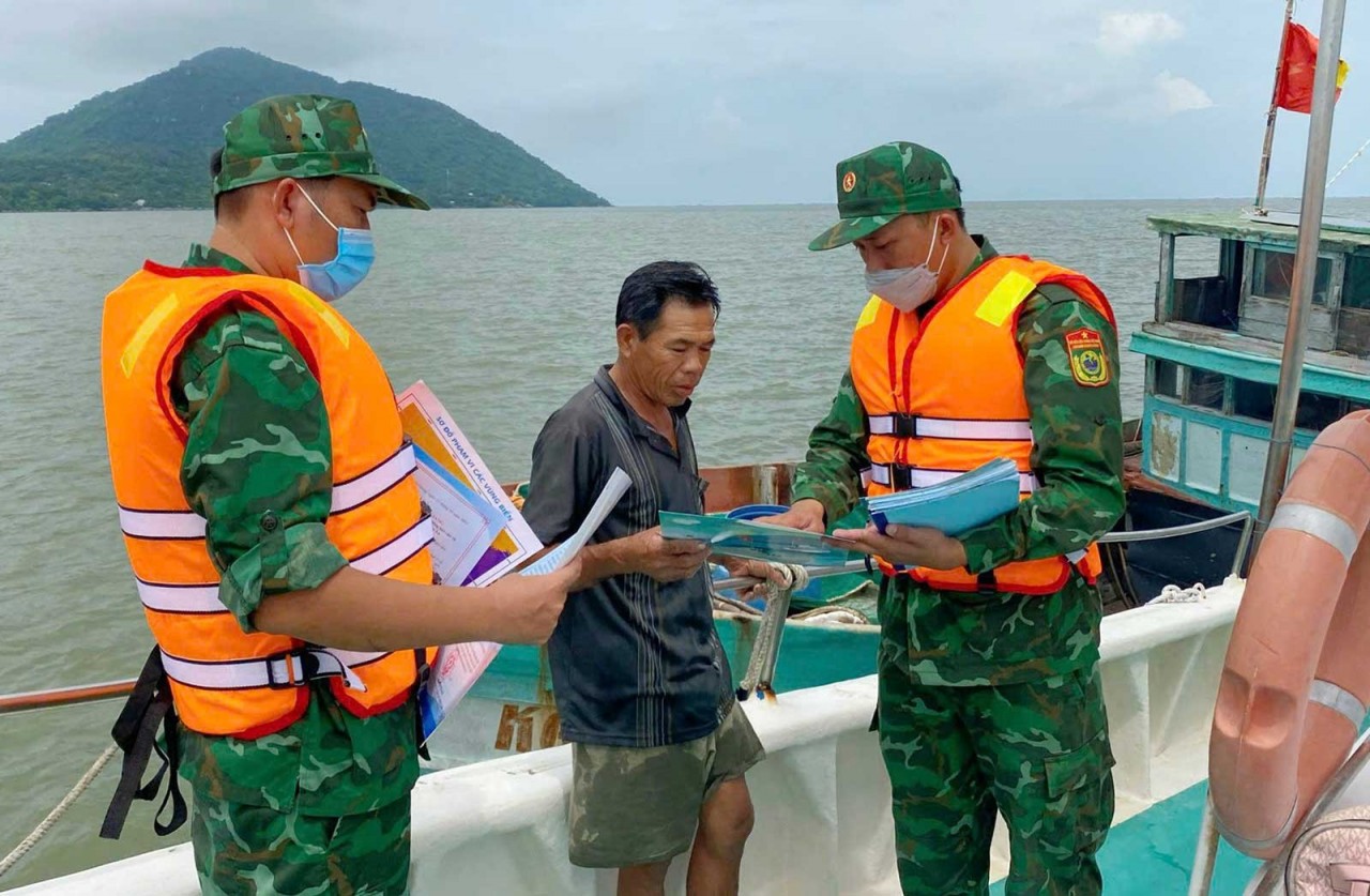 Border guard officers of Linh Huynh Border Guard Post patrol and control at sea and guide fishermen in complying with regulations against IUU fishing. (Photo: An Giang Newspaper and Radio-Television)
