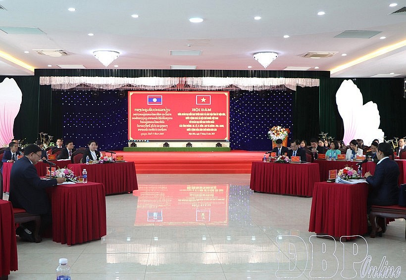At the meeting between the Dien Bien Party Committee’s Commission for Information, Education and Mass Mobilisation and the propaganda information and training commissions of the Party committees of the Lao provinces of Phongsaly, Oudomxay and Luang Prabang, held in Vietnam's northwestern mountainous province on December 17. (Photo: dienbientv.vn) At the meeting between the Dien Bien Party Committee’s Commission for Information, Education and Mass Mobilisation and the propaganda information and training commissions of the Party committees of the Lao provinces of Phongsaly, Oudomxay and Luang Prabang, held in Vietnam's northwestern mountainous province on December 17. (Photo: dienbientv.vn)