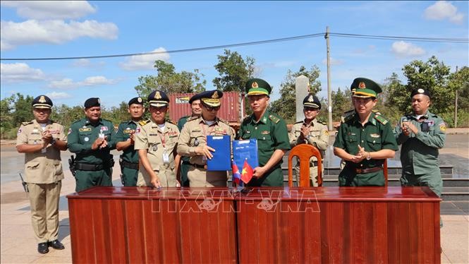 Việt Nam tiếp nhập Lực lượng chức năng hai nước ký biên bản bàn giao 63 công dân Việt Nam. 63 công dân từ Campuchia: Tăng cường hợp tác bảo vệ công dân và ngăn chặn lừa đảo quốc tế Việt Nam tiếp nhập Lực lượng chức năng hai nước ký biên bản bàn giao 63 công dân Việt Nam. 63 công dân từ Campuchia: Tăng cường hợp tác bảo vệ công dân và ngăn chặn lừa đảo quốc tế