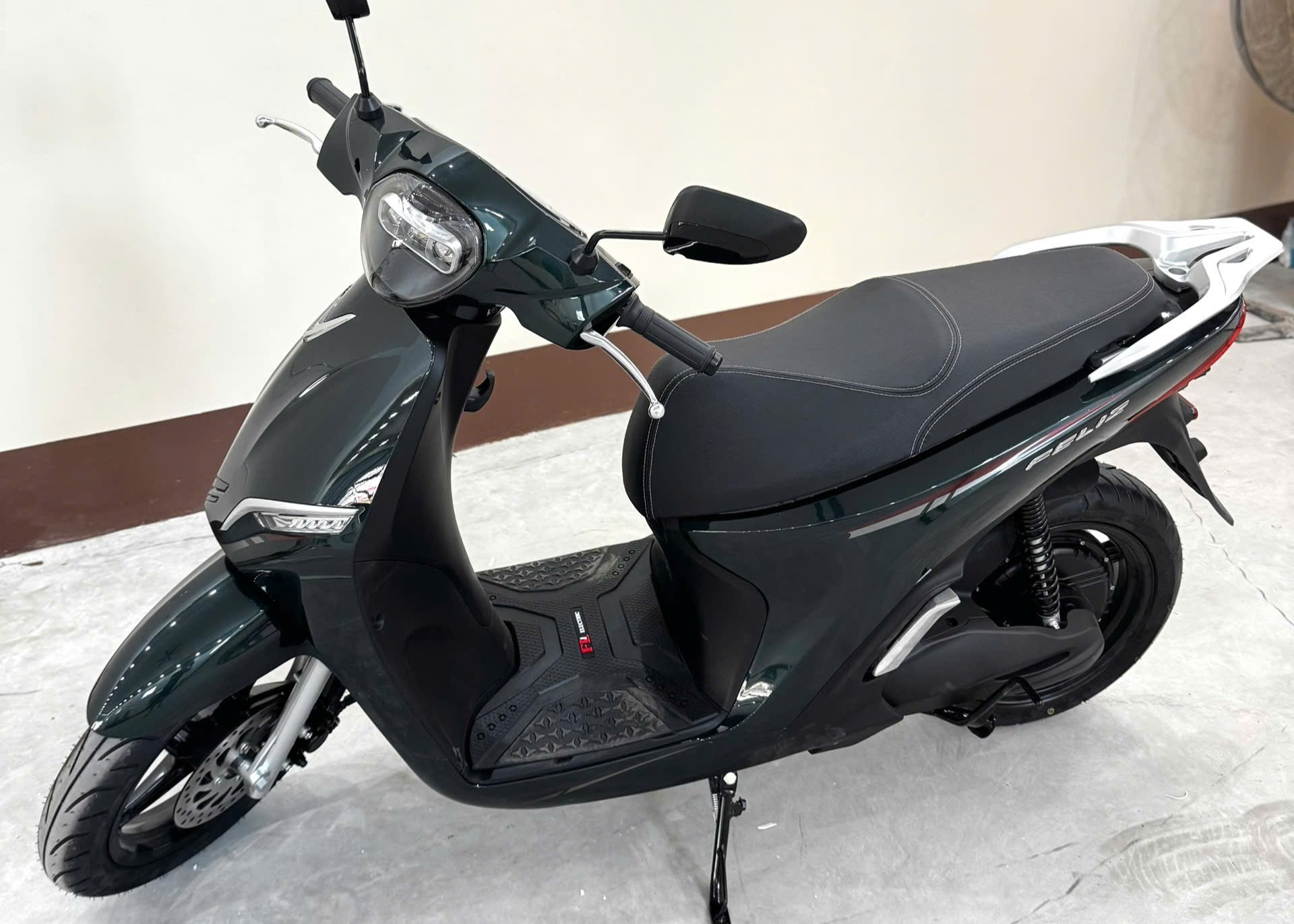 Mua VinFast Feliz đi làm, nam bác sĩ “choáng” vì được thêm xe máy điện tặng bạn gái Mua VinFast Feliz đi làm, nam bác sĩ “choáng” vì được thêm xe máy điện tặng bạn gái