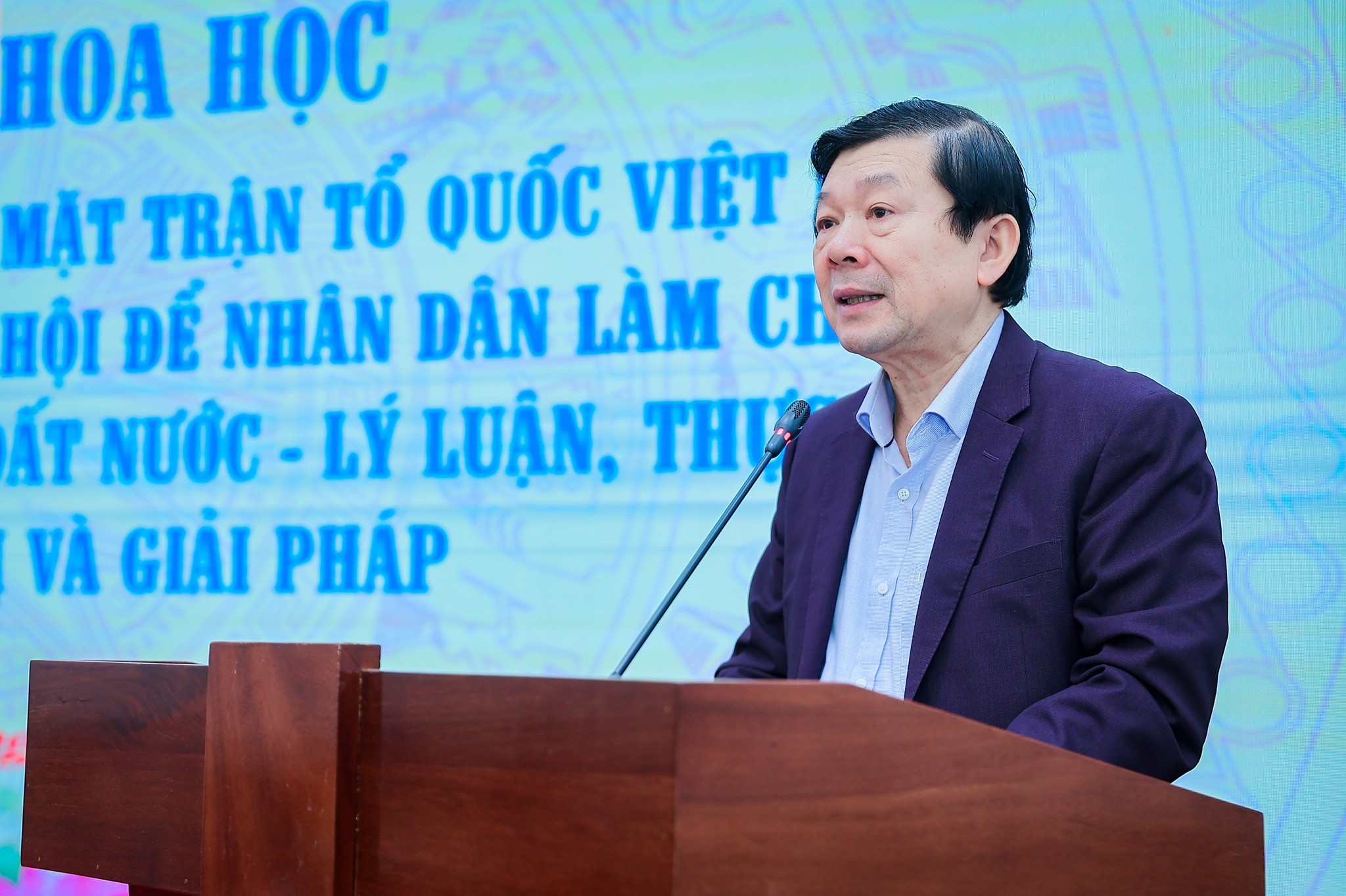 TS Nguyễn Hữu Dũng, nguyên Phó Chủ tịch UBTƯ MTTQ Việt Nam, Chủ nhiệm đề tài phát biểu tại Hội thảo. (Ảnh: mattran.org.vn)