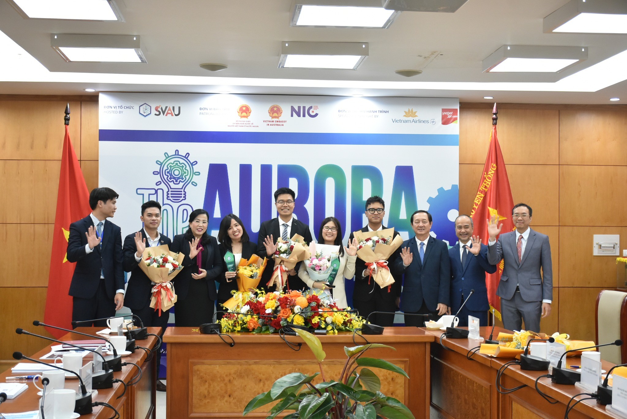 Ban Tổ chức và các thí sinh đạt giải chụp ảnh lưu niệm. (Ảnh: scov.gov.vn) Ban Tổ chức và các thí sinh đạt giải chụp ảnh lưu niệm. (Ảnh: scov.gov.vn)
