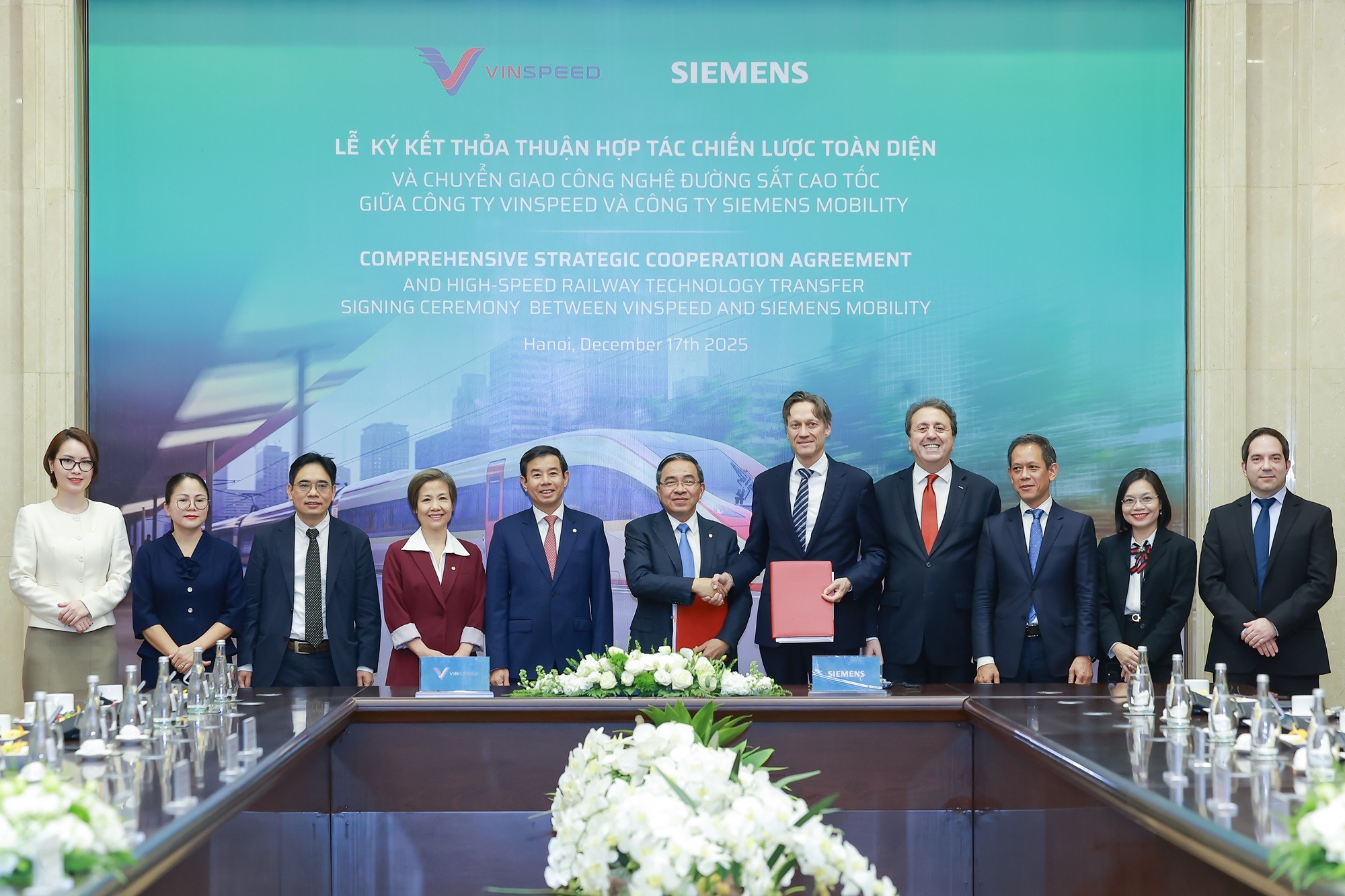 Ông Nguyễn Việt Quang, Phó Chủ tịch kiêm Tổng Giám đốc Tập đoàn Vingroup (thứ 5 từ trái qua), Ông Phạm Thiếu Hoa, Tổng Giám đốc VinSpeed (thứ 6 từ trái qua) và Ông Michael Peter, Tổng Giám đốc Siemens Mobility (thứ 5 từ phải qua), cùng đại diện hai bên tại lễ ký kết thoả thuận hợp tác chiến lược toàn diện và chuyển giao công nghệ đường sắt tốc độ cao.