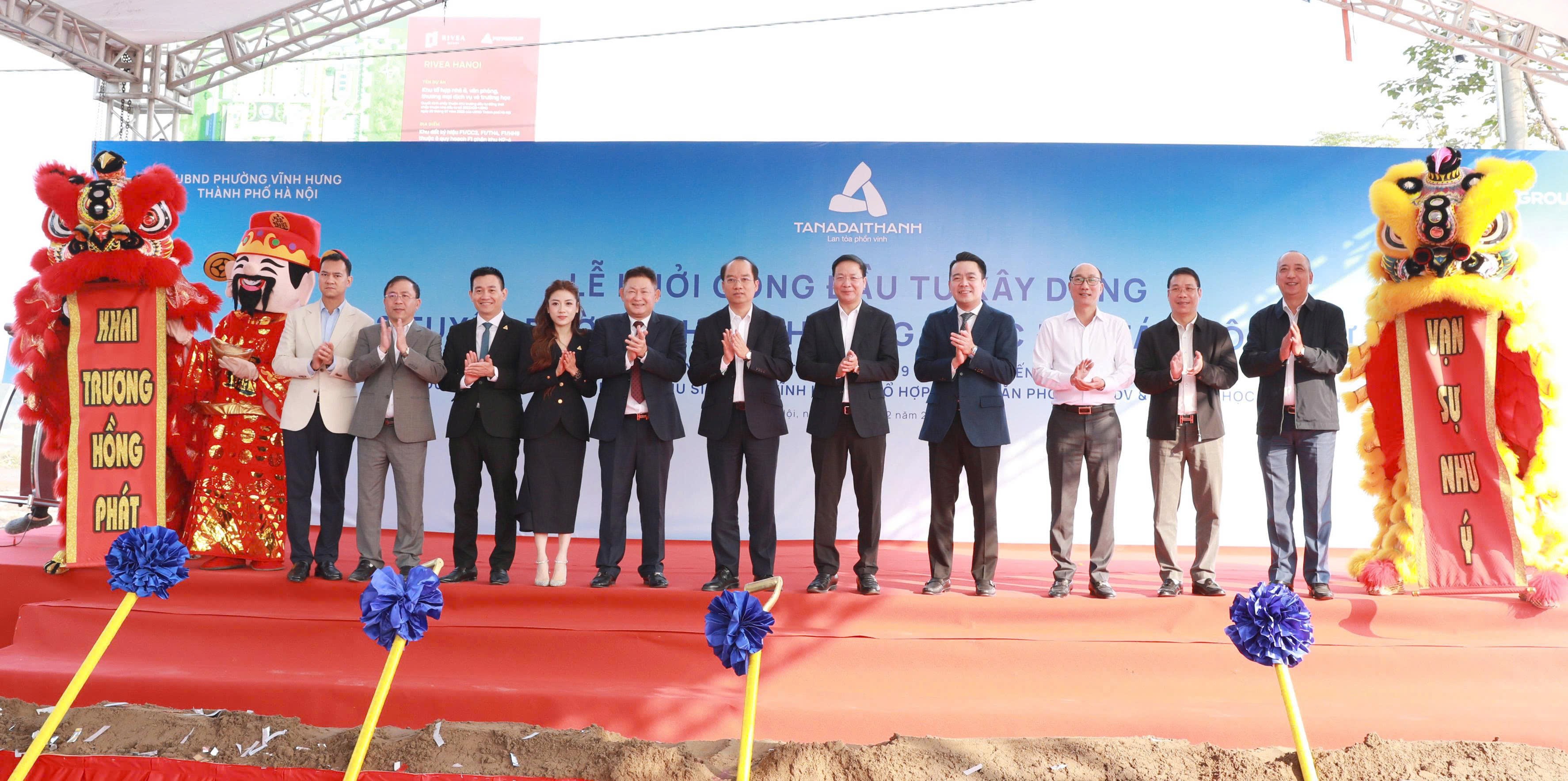 Khoảnh khắc rộn ràng chúc mừng cho thành công của buổi lễ Khoảnh khắc rộn ràng chúc mừng cho thành công của buổi lễ