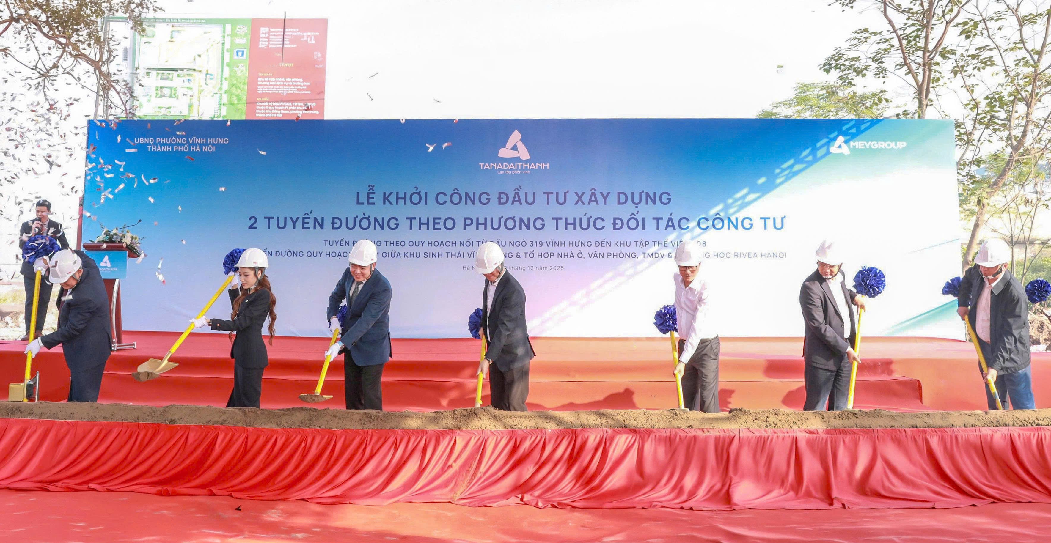 Các đại biểu cùng thực hiện nghi thức khởi công Các đại biểu cùng thực hiện nghi thức khởi công