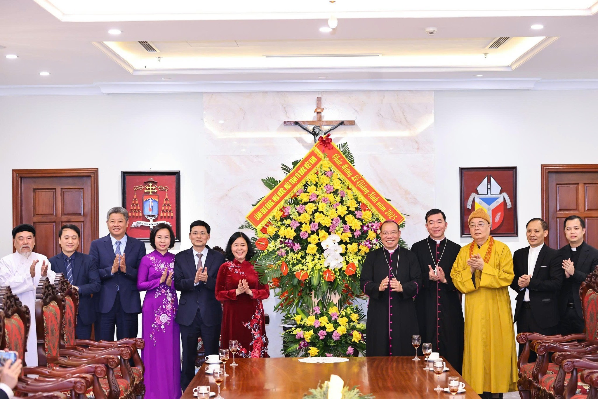 Ủy viên Bộ Chính trị, Bí thư Trung ương Đảng, Chủ tịch UBTƯ MTTQ Việt Nam Bùi Thị Minh Hoài thăm, chúc mừng Tòa Tổng Giám mục Tổng Giáo phận Hà Nội Ủy viên Bộ Chính trị, Bí thư Trung ương Đảng, Chủ tịch UBTƯ MTTQ Việt Nam Bùi Thị Minh Hoài thăm, chúc mừng Tòa Tổng Giám mục Tổng Giáo phận Hà Nội