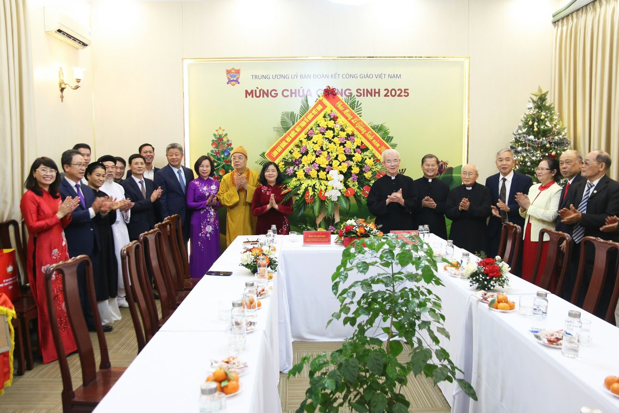 Ủy viên Bộ Chính trị, Bí thư Trung ương Đảng, Chủ tịch UBTƯ MTTQ Việt Nam Bùi Thị Minh Hoài thăm, chúc mừng Ủy ban Đoàn kết Công giáo Việt Nam Ủy viên Bộ Chính trị, Bí thư Trung ương Đảng, Chủ tịch UBTƯ MTTQ Việt Nam Bùi Thị Minh Hoài thăm, chúc mừng Ủy ban Đoàn kết Công giáo Việt Nam