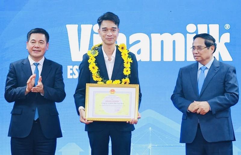 Ảnh 01: Ông Võ Trung Hiếu, Giám đốc Kinh doanh quốc tế Vinamilk vinh dự được Thủ tướng Phạm Minh Chính và Bộ trưởng Bộ Công Thương Nguyễn Hồng Diên trao Bằng khen Doanh nghiệp xuất khẩu tiêu biểu. Ảnh: Vi Nam