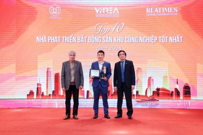 GELEX là một trong 10 Nhà phát triển bất động sản khu công nghiệp tốt nhất năm 2024  Đại diện CTCP Tập đoàn GELEX nhận cúp vinh danh và chứng nhận tại buổi Lễ.