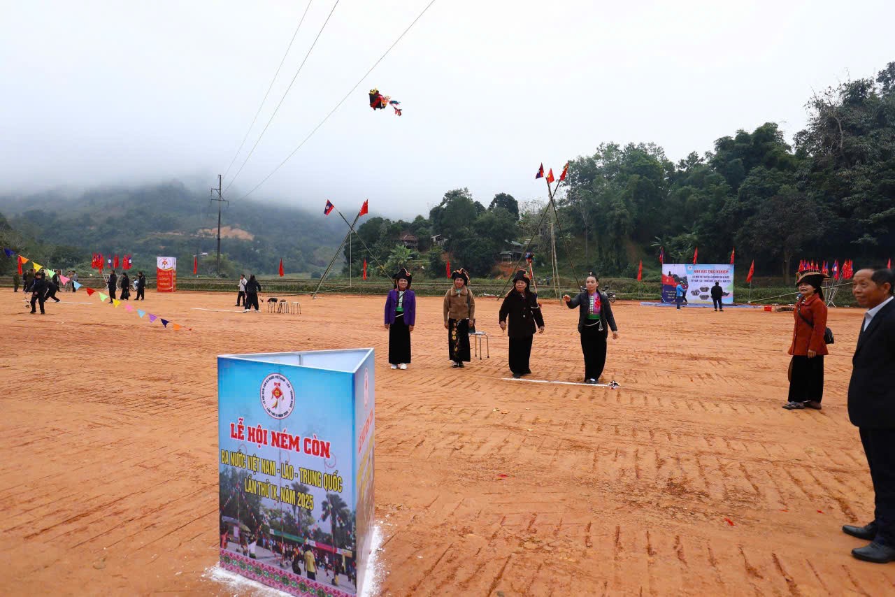 Thắm tình biên cương Việt Nam - Lào - Trung Quốc Thắm tình biên cương Việt Nam - Lào - Trung Quốc