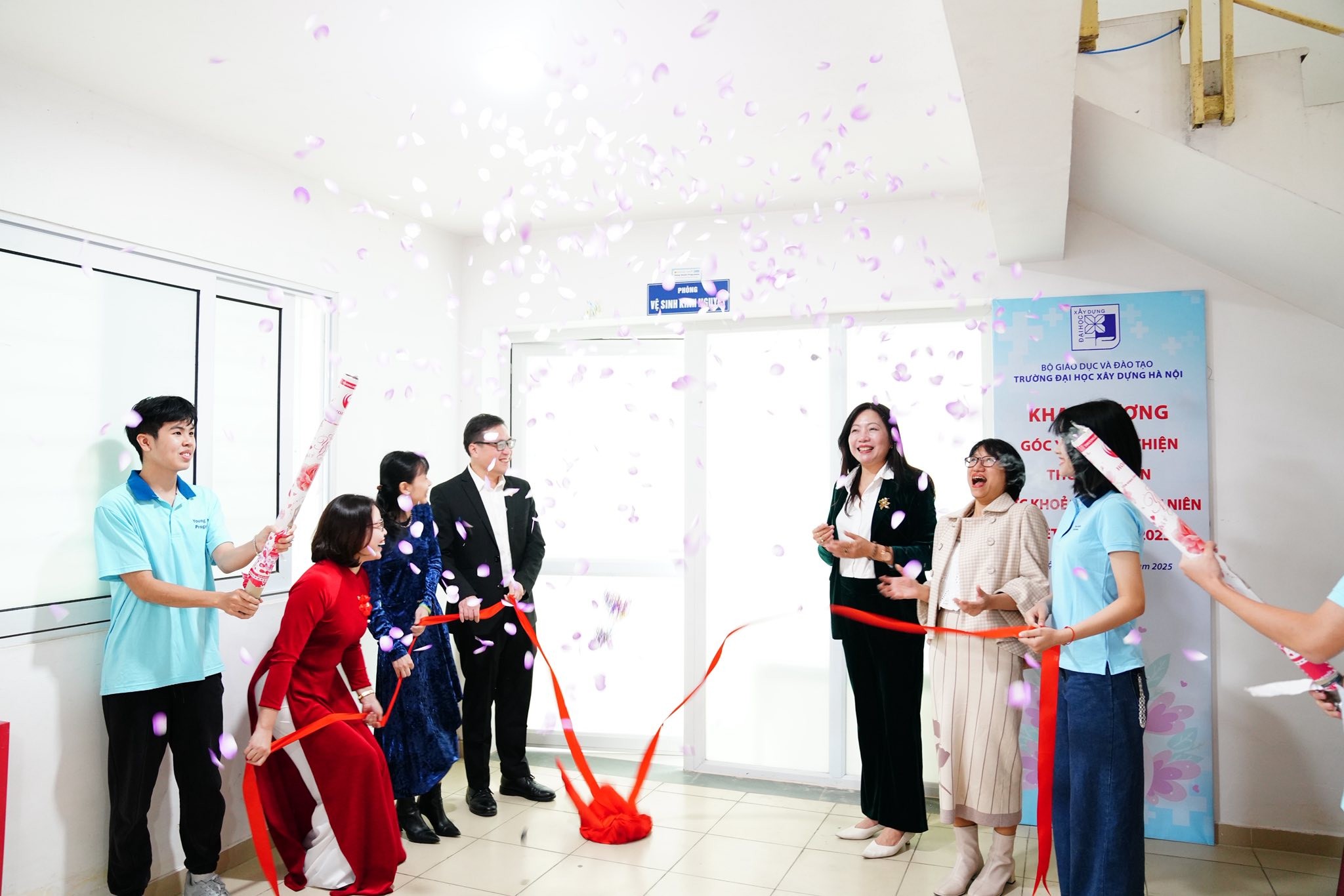 Ra mắt 