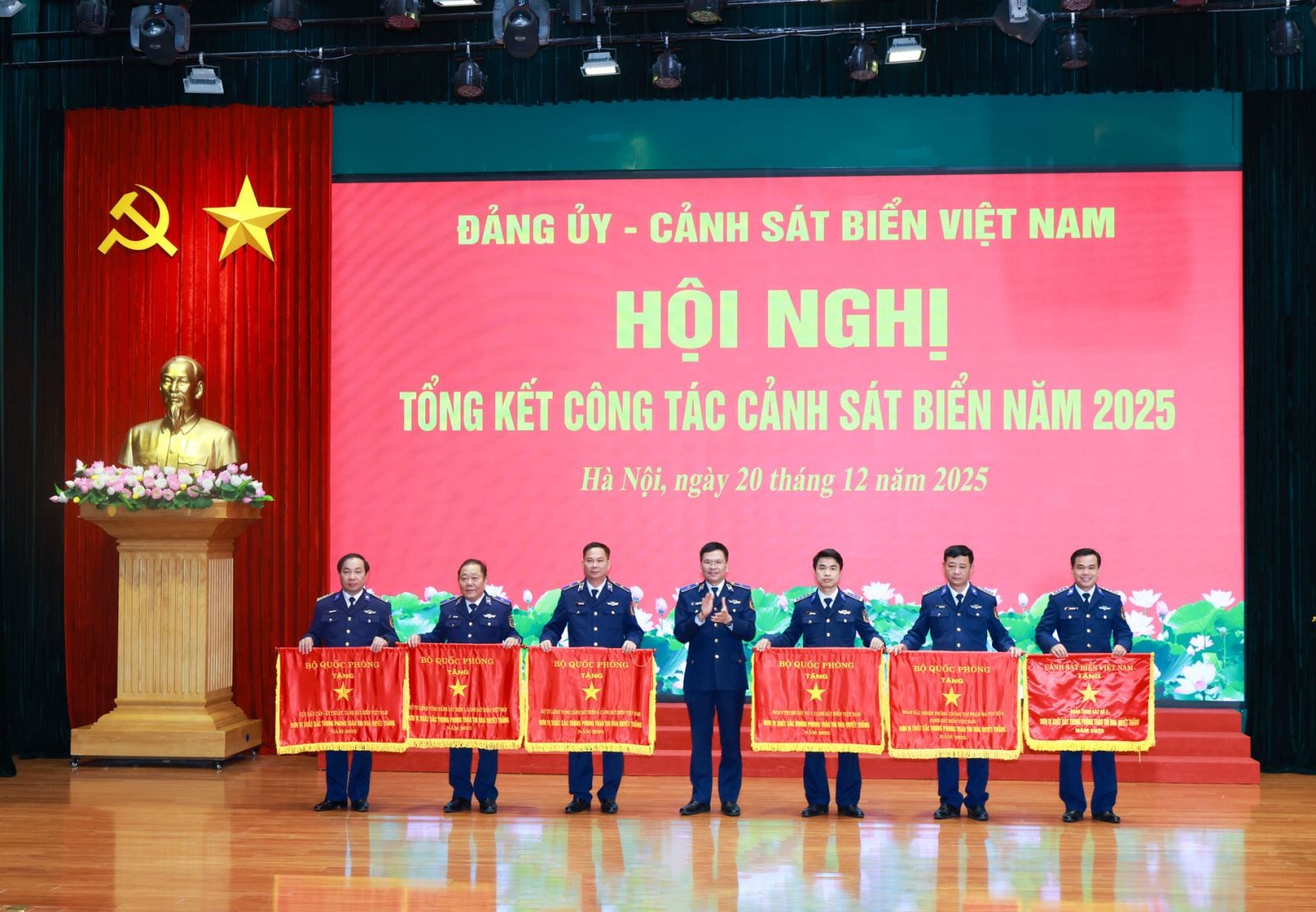 hừa ủy quyền Thủ trưởng cấp trên, Thiếu tướng Lê Đình Cường – Tư lệnh Cảnh sát biển Việt Nam tặng Cờ thi đua của Bộ Quốc phòng tặng các tập thể. Ảnh: hừa ủy quyền Thủ trưởng cấp trên, Thiếu tướng Lê Đình Cường – Tư lệnh Cảnh sát biển Việt Nam tặng Cờ thi đua của Bộ Quốc phòng tặng các tập thể. Ảnh: