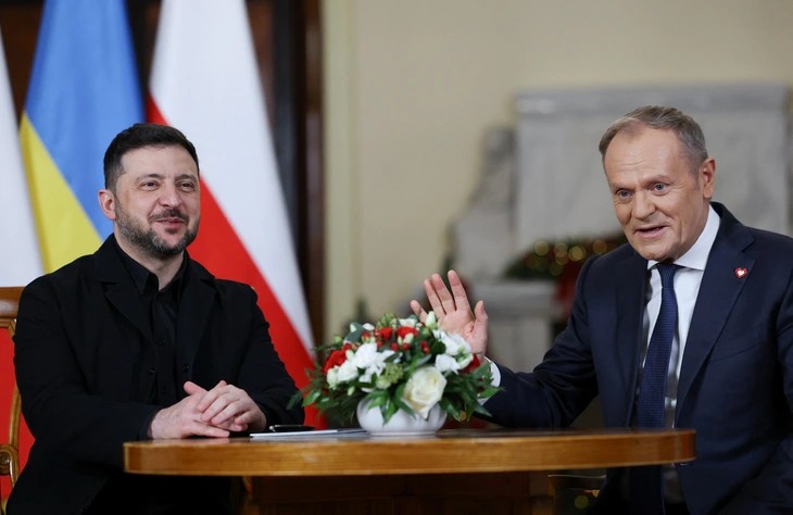 Tổng thống Ukraine Volodymyr Zelensky (trái) gặp Thủ tướng Ba Lan Donald Tusk tại Warsaw hôm 19-12 - Ảnh: Tổng thống Ukraine Volodymyr Zelensky (trái) gặp Thủ tướng Ba Lan Donald Tusk tại Warsaw hôm 19-12 - Ảnh: