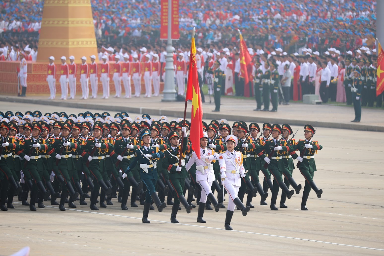 Quân đội nhân dân vững bước dưới cờ Đảng quang vinh Quân đội nhân dân vững bước dưới cờ Đảng quang vinh