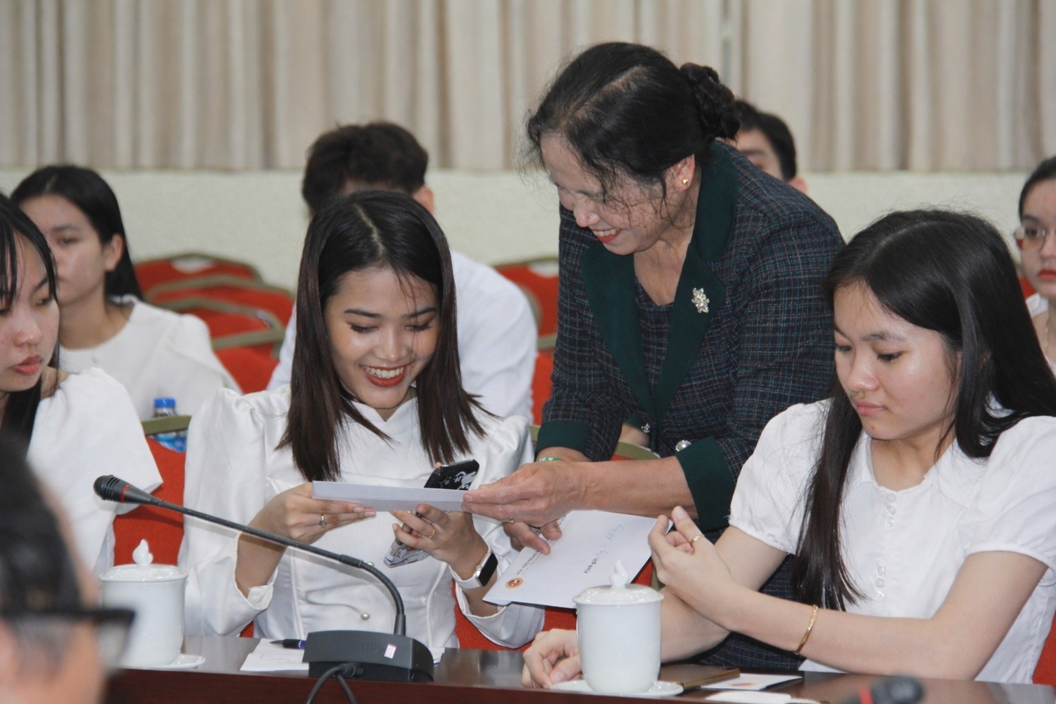 Bà Sơn Thị Bích, Ủy viên Ban Chấp hành Hội hữu nghị Việt Nam - Campuchia Chùa Tháp và các con đỡ đầu trao đổi địa chỉ liên hệ. (Ảnh: Thành Luân) Bà Sơn Thị Bích, Ủy viên Ban Chấp hành Hội hữu nghị Việt Nam - Campuchia Chùa Tháp và các con đỡ đầu trao đổi địa chỉ liên hệ. (Ảnh: Thành Luân)