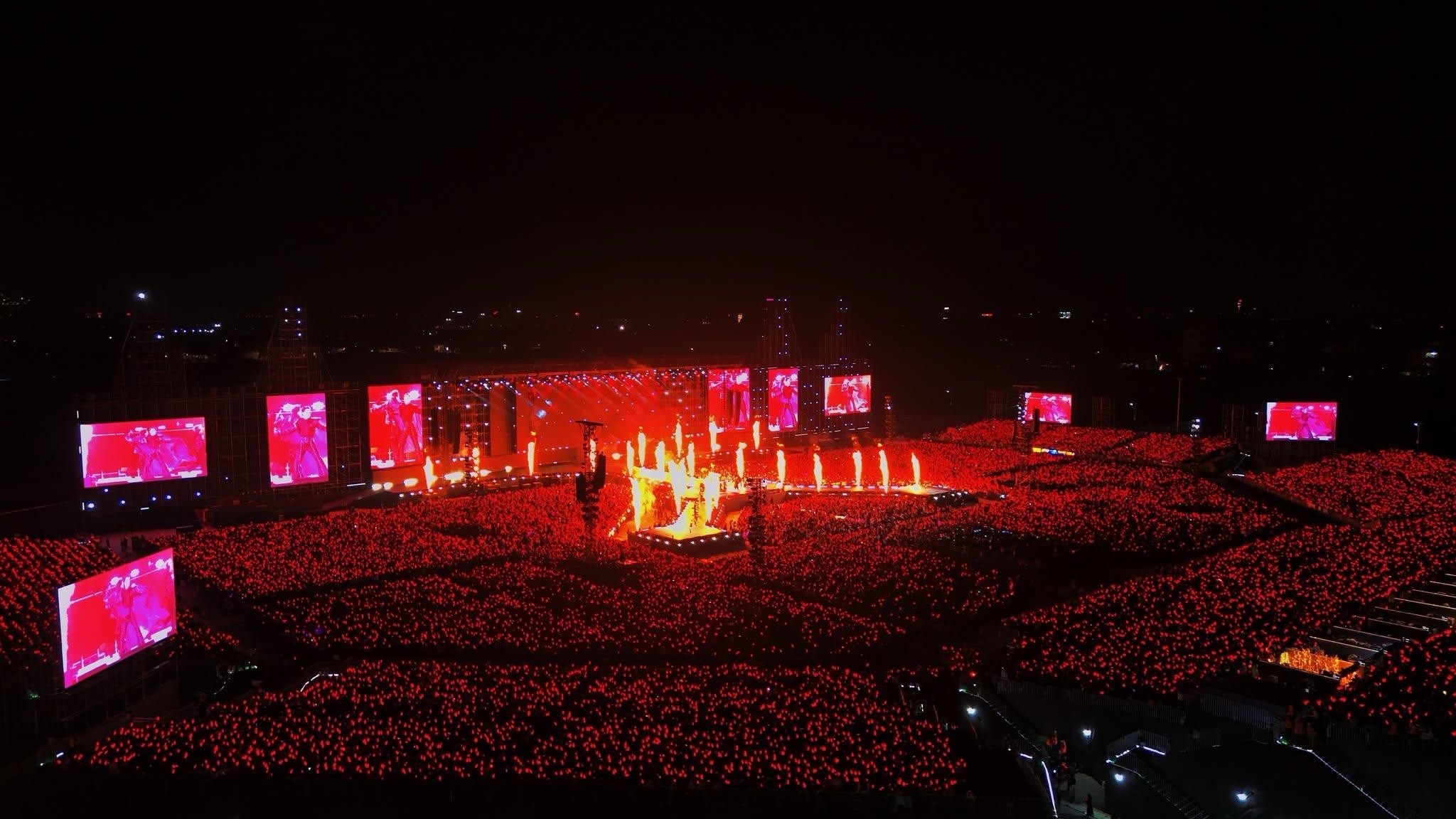 Song song với đó là mô hình vận hành nhiều lớp của Ocean City. Gần 600 nhân sự an ninh vòng trong, vòng ngoài được Vinhomes bố trí xuyên suốt, đảm bảo an toàn, trật tự và ổn định giao thông. “Các anh an ninh của Ocean City quá là thân thiện, lại rất tận tình hỗ trợ và hướng dẫn khi du khách cần giúp đỡ. 10 điểm không có nhưng”, chị Hằng Nga (Quảng Ninh) đánh giá. 