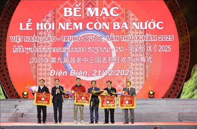 Ban Tổ chức trao giải Nhất, Nhì và Ba cho các đoàn tham dự lễ ném còn 3 nowsc Việt Nam - Lào - Trung Quốc. Ảnh: Phan Quân/TTXVN Ban Tổ chức trao giải Nhất, Nhì và Ba cho các đoàn tham dự lễ ném còn 3 nowsc Việt Nam - Lào - Trung Quốc. Ảnh: Phan Quân/TTXVN