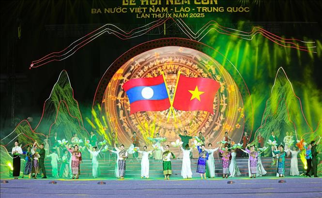 Tiết mục văn nghệ tại đêm bế mạc Lễ hội ném còn lần thứ 9, năm 2025. Ảnh: Phan Quân/TTXVN Tiết mục văn nghệ tại đêm bế mạc Lễ hội ném còn lần thứ 9, năm 2025. Ảnh: Phan Quân/TTXVN