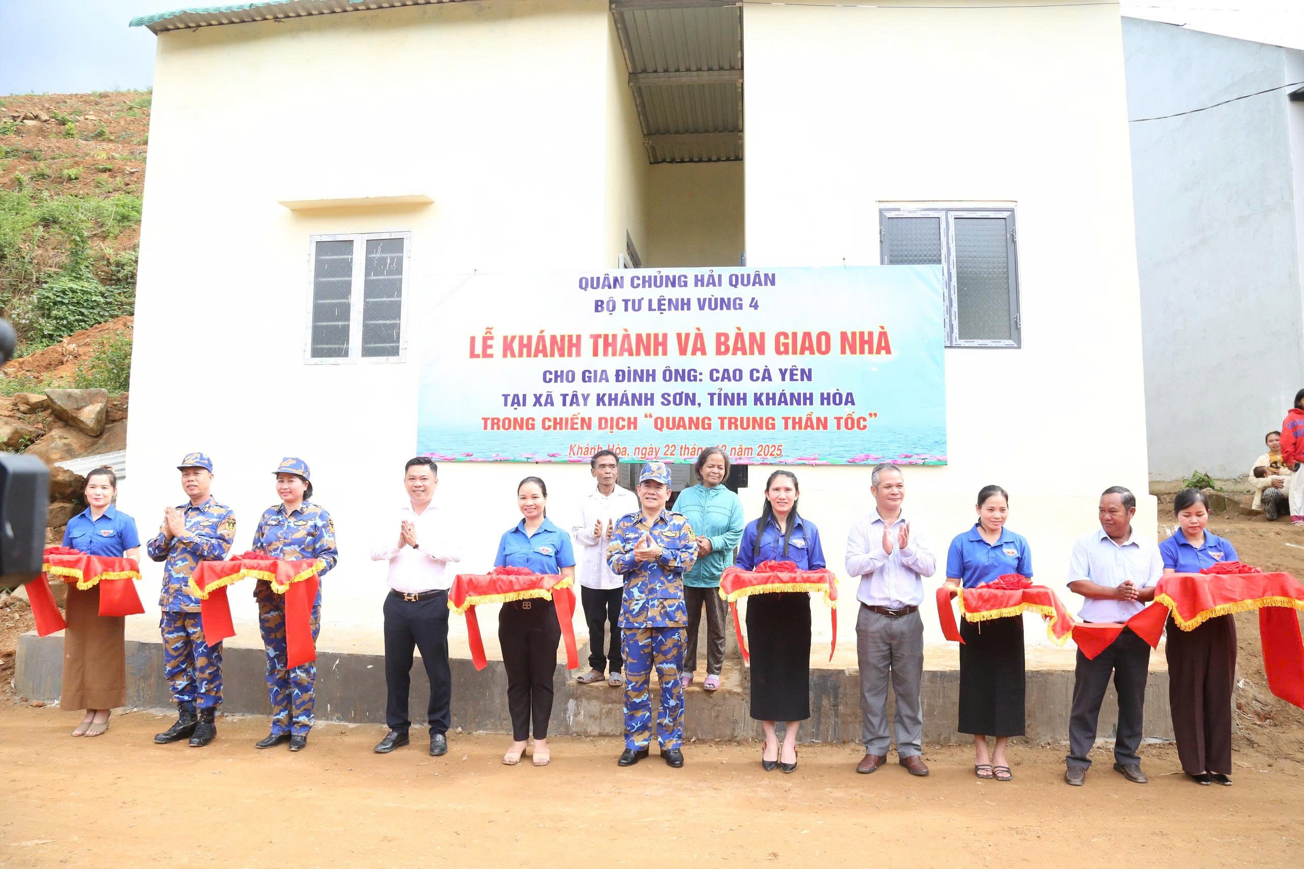 Các đại biểu cắt băng khánh thành bàn giao nhà Các đại biểu cắt băng khánh thành bàn giao nhà