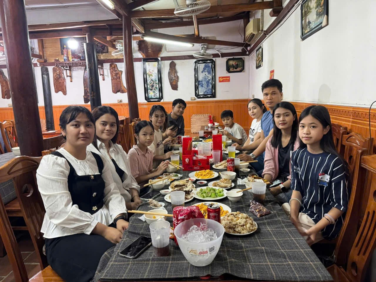 Gia đình anh Trần Đình Trường gặp gỡ các lưu học sinh Campuchia mà gia đình đang đỡ đầu.