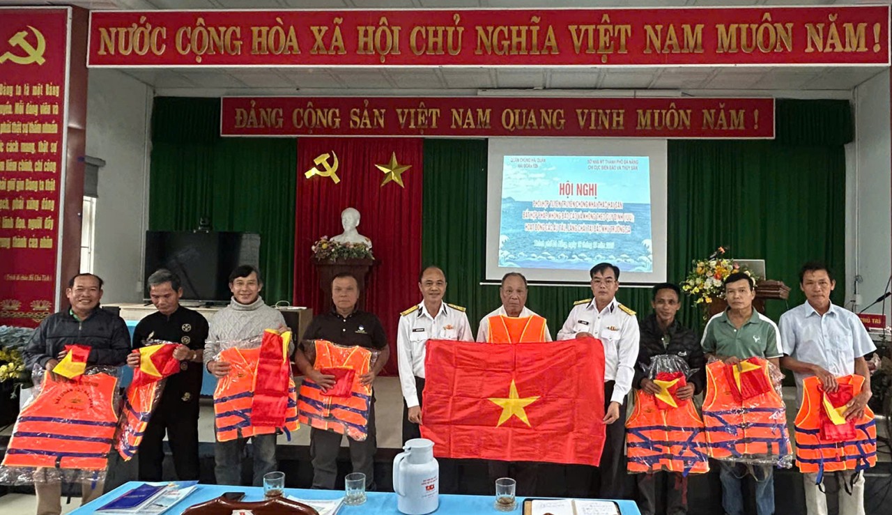 Presenting national flags and personal life jackets to fishermen. (Photo: Duy Tan/Vietnam Naval Newspaper)