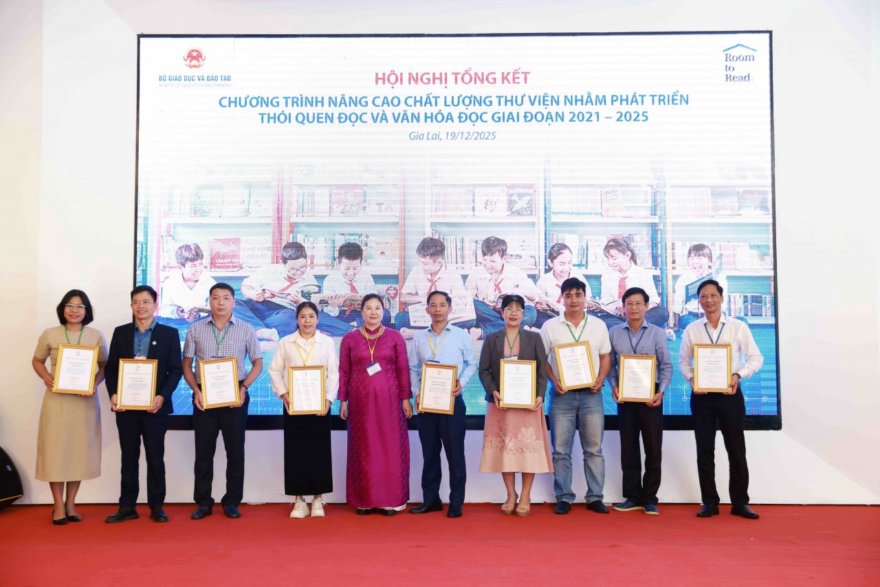 Room to Read presented Certificates of Recognition to the Friendly Library Program Coordination Boards in 30 provinces and cities that have accompanied the project over the past five years. (Photo: RtR) Room to Read presented Certificates of Recognition to the Friendly Library Program Coordination Boards in 30 provinces and cities that have accompanied the project over the past five years. (Photo: RtR)