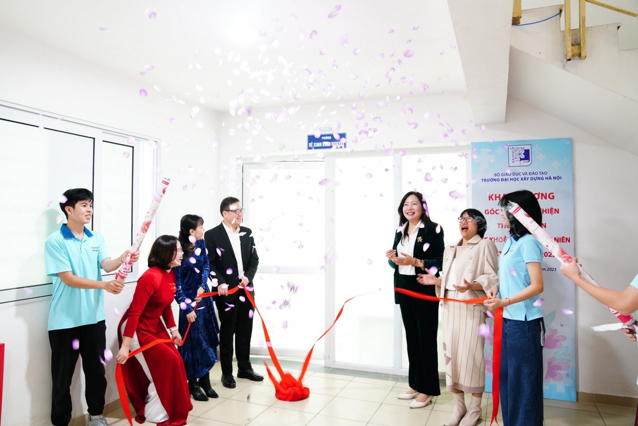 Opening ceremony of the “Student-Friendly Health Corner.” (Photo: Plan International Vietnam)