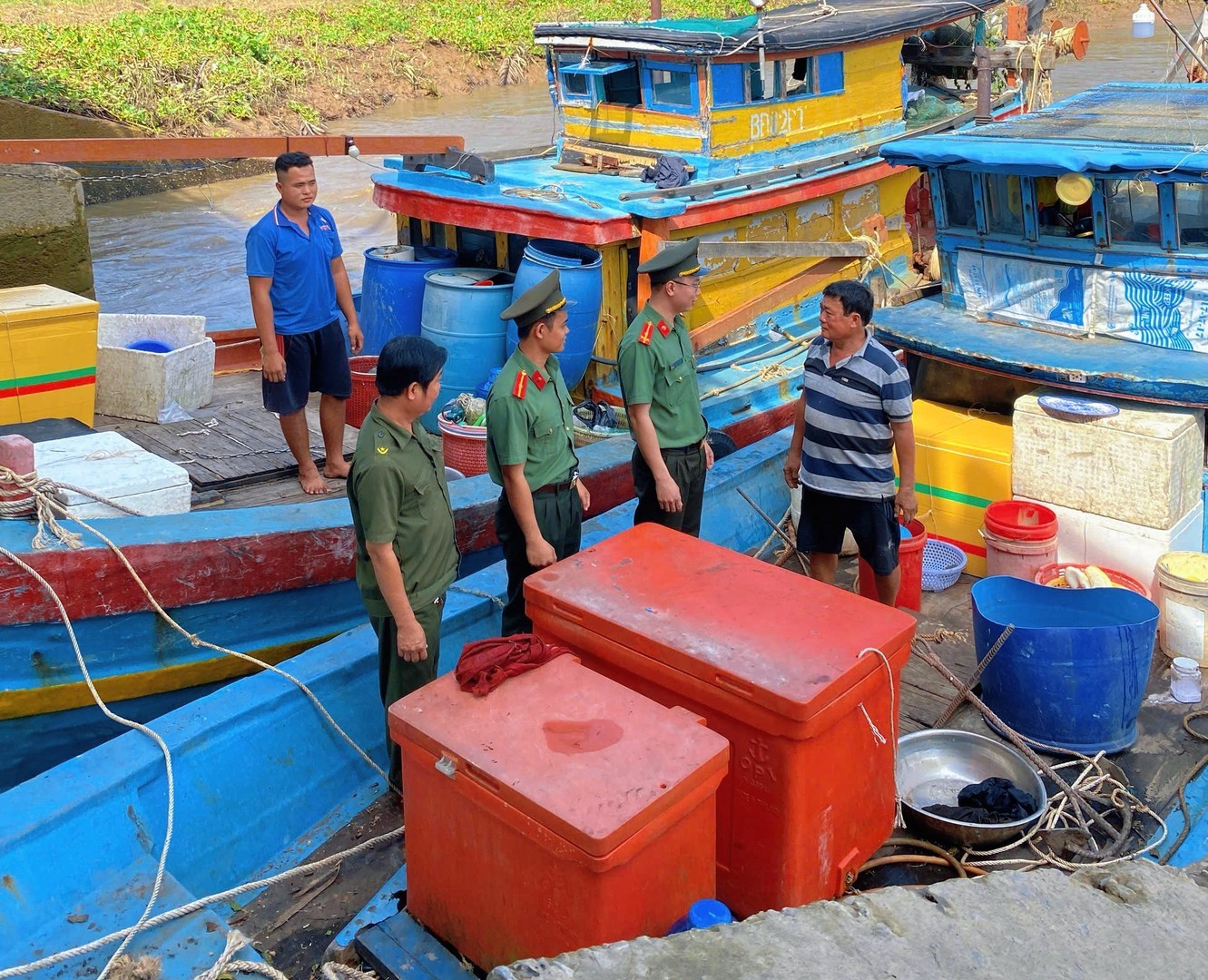 Công an cấp xã ven biển tuyên truyền khai thác IUU cho các ngư dân. (Ảnh: Cổng TTĐT Bộ Công an) Công an cấp xã ven biển tuyên truyền khai thác IUU cho các ngư dân. (Ảnh: Cổng TTĐT Bộ Công an)