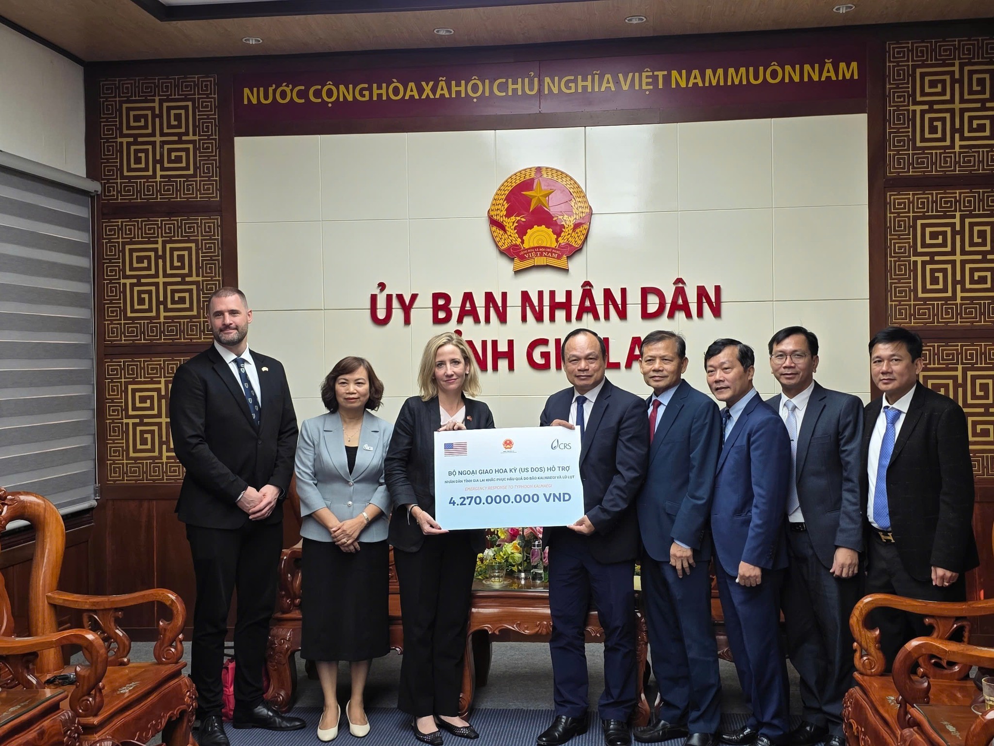 Bà Melissa Anne Brown, Tổng Lãnh sự Hoa Kỳ tại Thành phố Hồ Chí Minh, trao tượng trưng khoản viện trợ phục hồi sau thiên tai cho người dân tỉnh Gia Lai. 