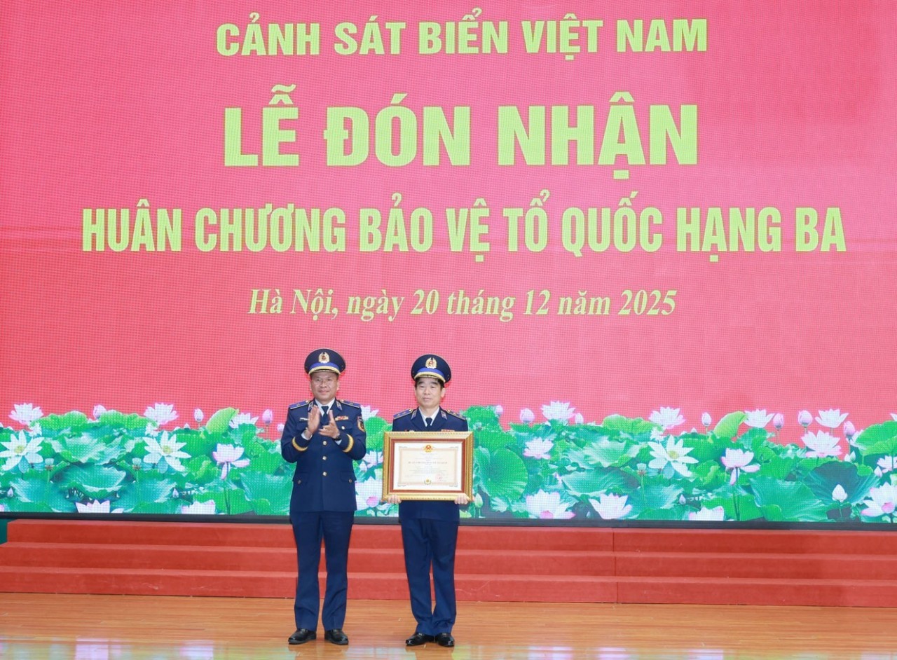 Lieutenant General Bui Quoc Oai (right), Secretary of the Party Committee and Political Commissar of the Viet Nam Coast Guard, received the Third-class Fatherland Protection Order. (Photo: Viet Nam Coast Guard) Lieutenant General Bui Quoc Oai (right), Secretary of the Party Committee and Political Commissar of the Viet Nam Coast Guard, received the Third-class Fatherland Protection Order. (Photo: Viet Nam Coast Guard)