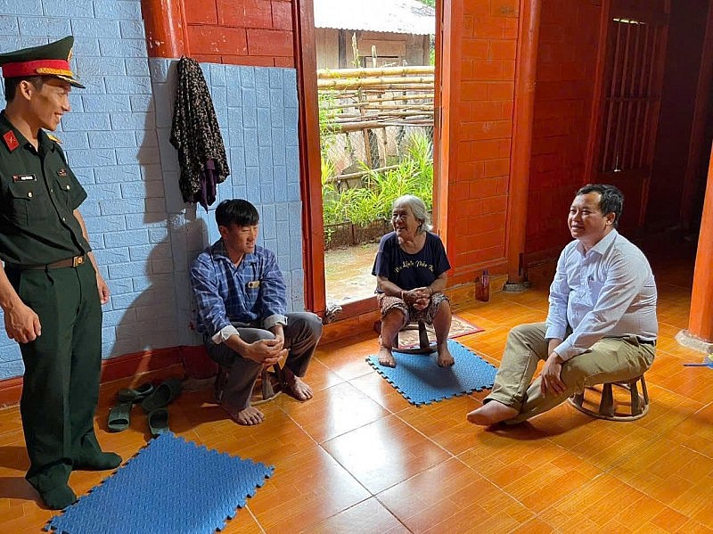 Già làng, trưởng bản, người có uy tín phát huy vai trò nòng cốt trong giảm nghèo Già làng, trưởng bản, người có uy tín phát huy vai trò nòng cốt trong giảm nghèo