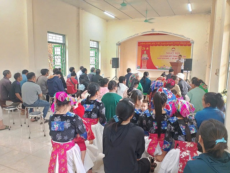 Già làng, trưởng bản, người có uy tín phát huy vai trò nòng cốt trong giảm nghèo Già làng, trưởng bản, người có uy tín phát huy vai trò nòng cốt trong giảm nghèo