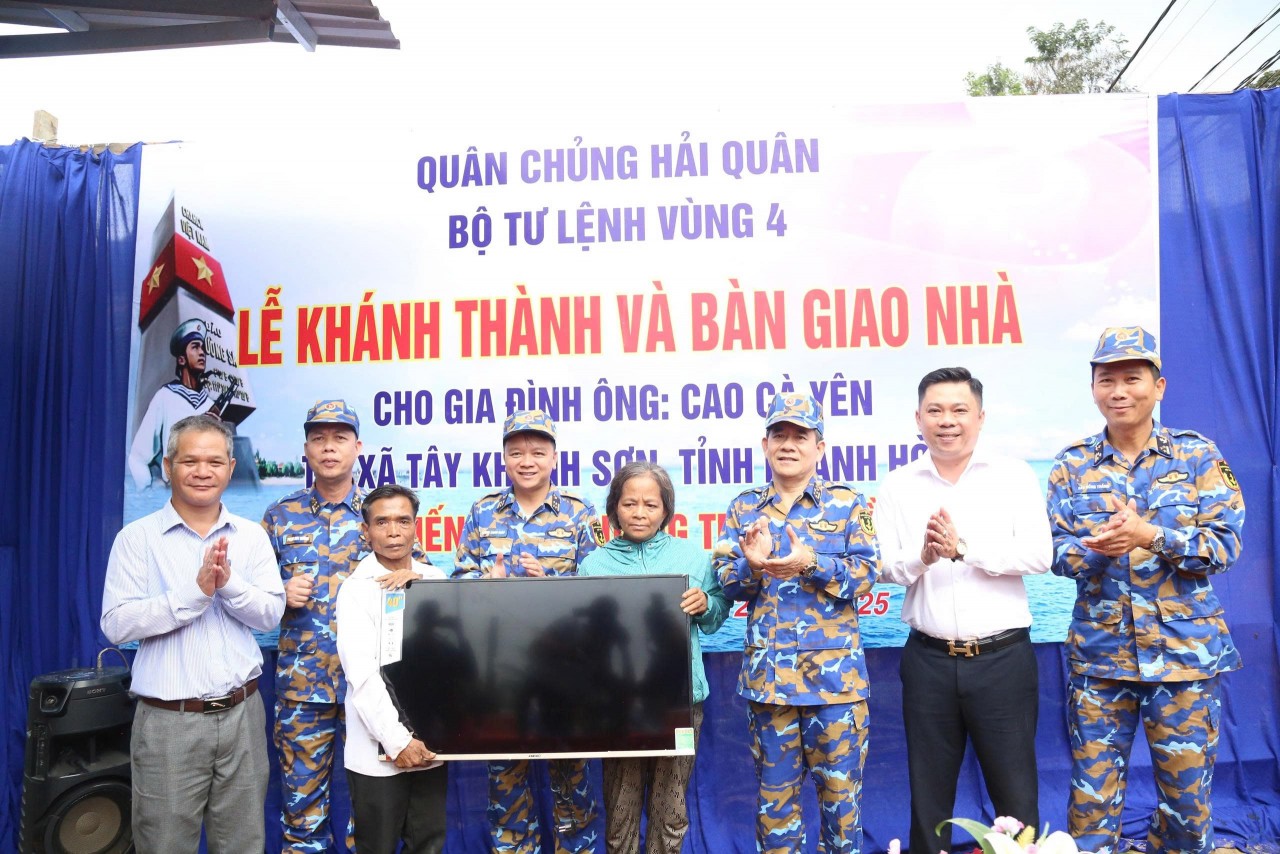 Leaders of the Naval Region 4 Command present gifts to the household. (Photo: Thanh Hoang). Leaders of the Naval Region 4 Command present gifts to the household. (Photo: Thanh Hoang).