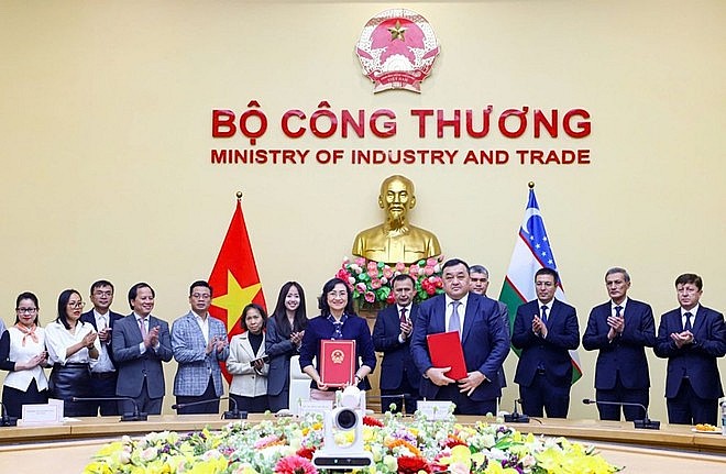Deputy Minister Phan Thi Thang and Deputy Minister Ilzat Kasimov sign the minutes of the eighth meeting of the Vietnam–Uzbekistan Intergovernmental Committee. (Photo: moit.gov.vn) Deputy Minister Phan Thi Thang and Deputy Minister Ilzat Kasimov sign the minutes of the eighth meeting of the Vietnam–Uzbekistan Intergovernmental Committee. (Photo: moit.gov.vn)