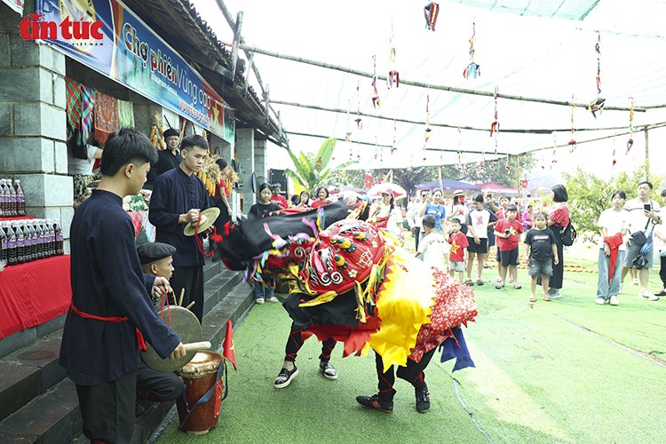 Các hoạt động tại chợ phiên giúp du khách hiểu rõ hơn về văn hóa truyền thống, đặc trưng của các dân tộc. Các hoạt động tại chợ phiên giúp du khách hiểu rõ hơn về văn hóa truyền thống, đặc trưng của các dân tộc.