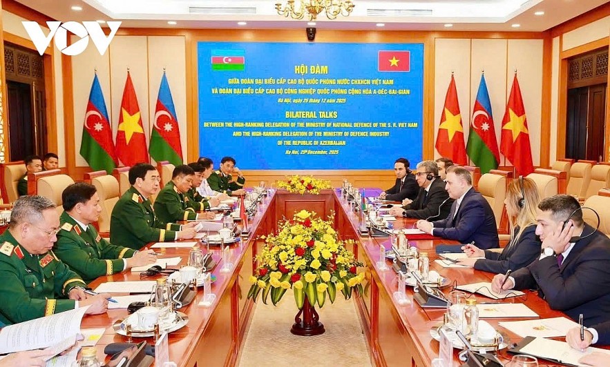 Talks in Hanoi on December 25 between Vietnam’s Defence Minister General Phan Van Giang and Azerbaijan’s Minister of Defence Industry Vugar Mustafayev. Talks in Hanoi on December 25 between Vietnam’s Defence Minister General Phan Van Giang and Azerbaijan’s Minister of Defence Industry Vugar Mustafayev.