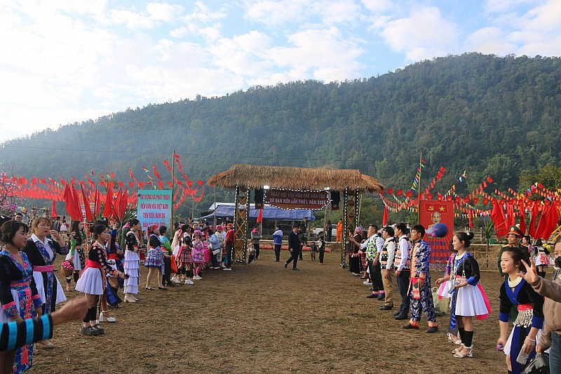 Tôn vinh văn hóa Mông tại Ngày hội Văn hóa các dân tộc xã Sam Mứn Tôn vinh văn hóa Mông tại Ngày hội Văn hóa các dân tộc xã Sam Mứn