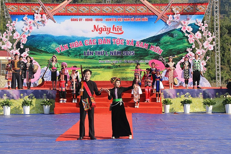 Tôn vinh văn hóa Mông tại Ngày hội Văn hóa các dân tộc xã Sam Mứn Tôn vinh văn hóa Mông tại Ngày hội Văn hóa các dân tộc xã Sam Mứn
