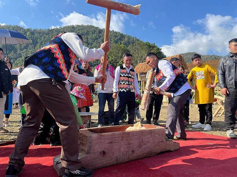 Tôn vinh văn hóa Mông tại Ngày hội Văn hóa các dân tộc xã Sam Mứn Tôn vinh văn hóa Mông tại Ngày hội Văn hóa các dân tộc xã Sam Mứn