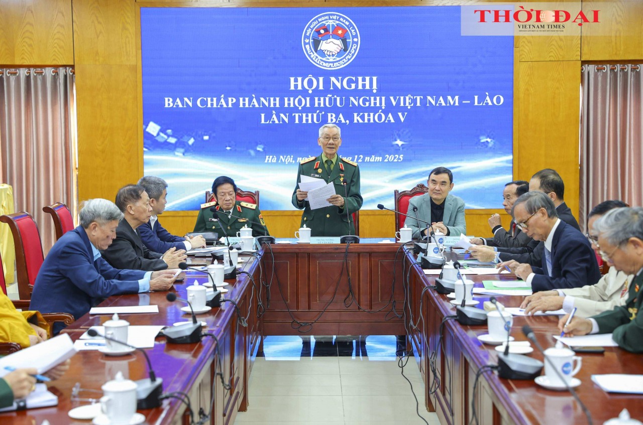 Lieutenant General Le Van Han, Vice Chairman of the Viet Nam-Lao Friendship Association, delivers the opening remarks at the conference. (Photo: Dinh Hoa) Lieutenant General Le Van Han, Vice Chairman of the Viet Nam-Lao Friendship Association, delivers the opening remarks at the conference. (Photo: Dinh Hoa)