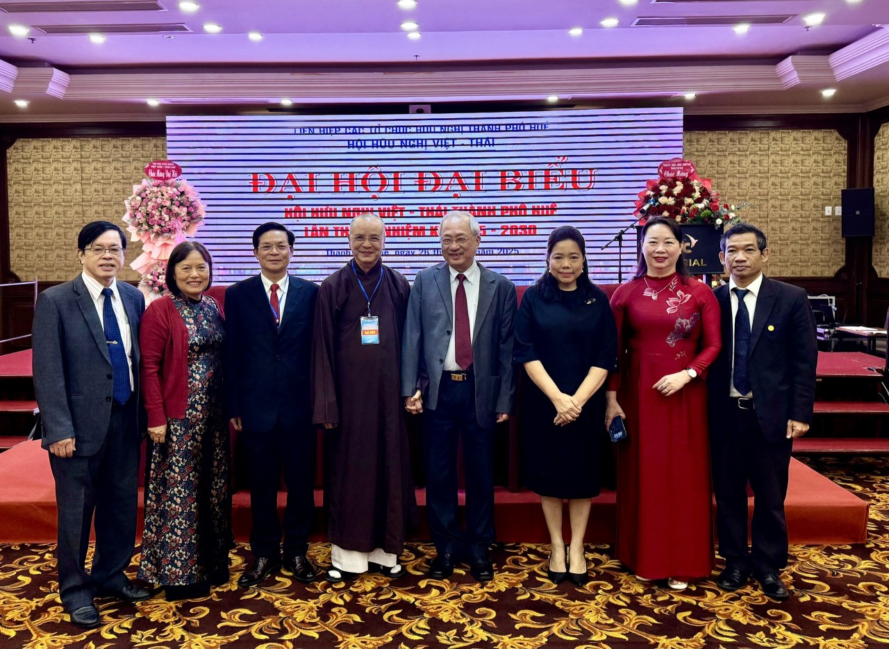Nguyen Van Thanh (fourth from the right), President of the Central Viet Nam–Thailand Friendship Association, and Wiraka Moodhitaporn (third from the right), Consul General of Thailand in Ho Chi Minh City, pose for a photo with the delegates. (Photo: Anh Tuan) Nguyen Van Thanh (fourth from the right), President of the Central Viet Nam–Thailand Friendship Association, and Wiraka Moodhitaporn (third from the right), Consul General of Thailand in Ho Chi Minh City, pose for a photo with the delegates. (Photo: Anh Tuan)