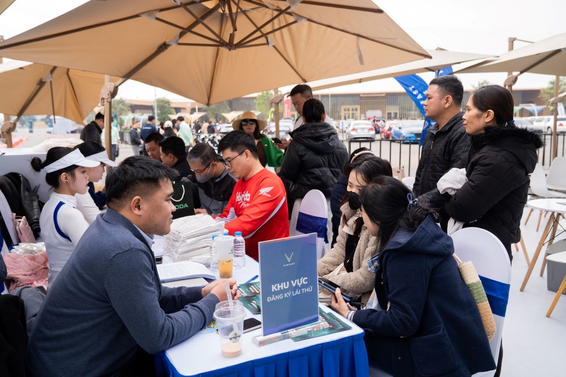 Nhiều khách hàng tại Hà Nội và các khu vực lân cận đã tới đăng ký lái thử, trải nghiệm xe VinFast từ sớm. Nhiều khách hàng tại Hà Nội và các khu vực lân cận đã tới đăng ký lái thử, trải nghiệm xe VinFast từ sớm.