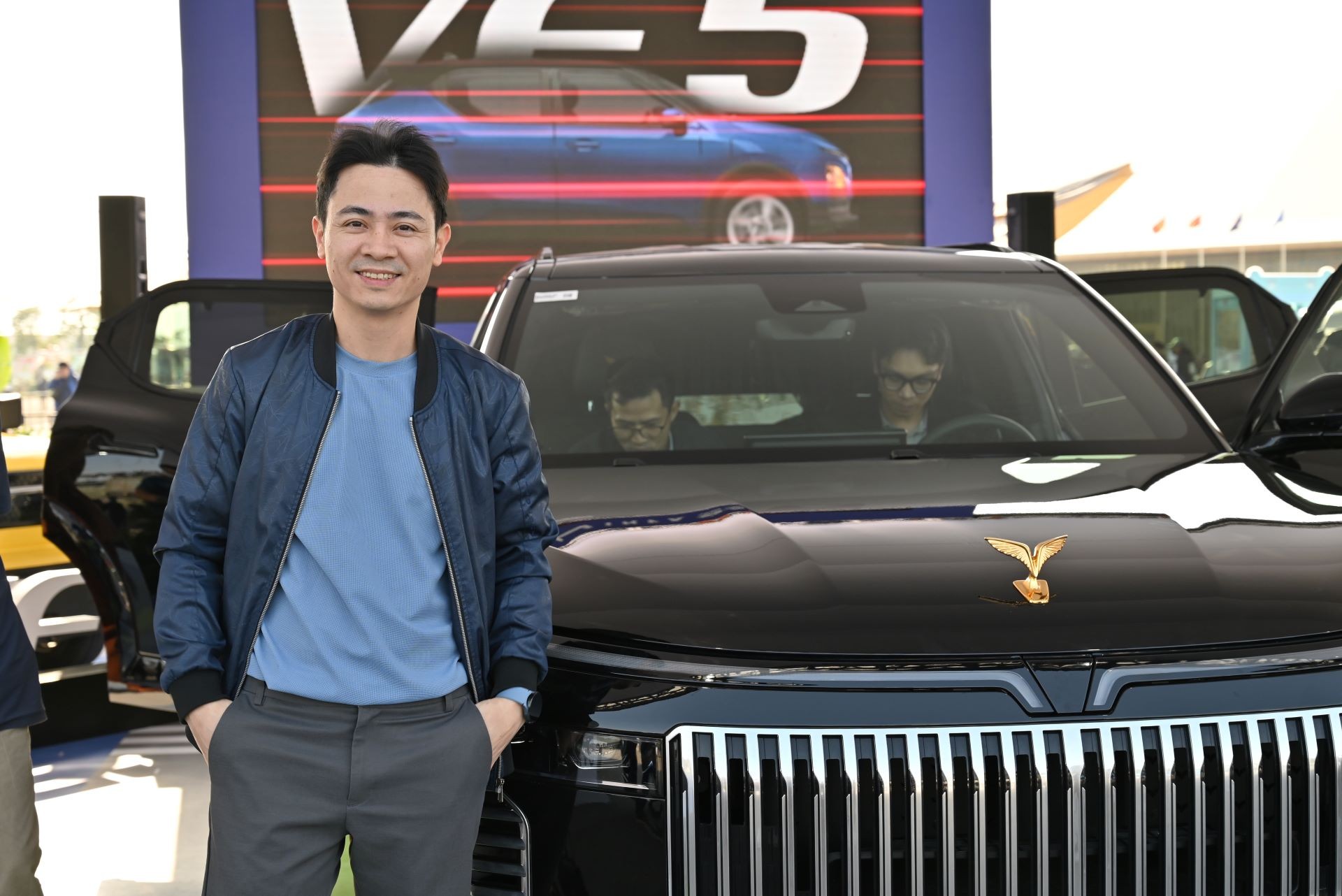 Anh Phan Chí Thành (Hà Nội) ấn tượng với không gian thuần điện của VinFast tại sự kiện Vietnam Mobility Show 2025. Anh Phan Chí Thành (Hà Nội) ấn tượng với không gian thuần điện của VinFast tại sự kiện Vietnam Mobility Show 2025.