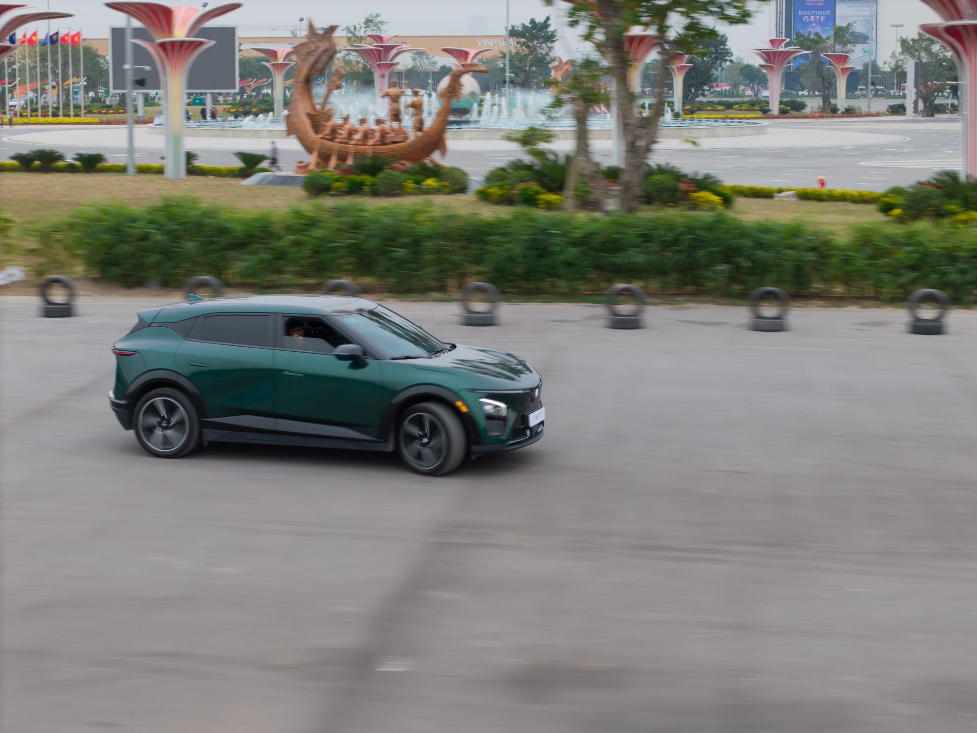 VF 9 trên đường thử lý tưởng của Trung tâm Triển lãm Việt Nam tại Vietnam Mobility Show 2025 VF 9 trên đường thử lý tưởng của Trung tâm Triển lãm Việt Nam tại Vietnam Mobility Show 2025