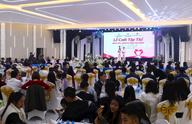 Nghệ An: Ấm áp lễ cưới tập thể của 11 cặp đôi người lao động Nghệ An: Ấm áp lễ cưới tập thể của 11 cặp đôi người lao động