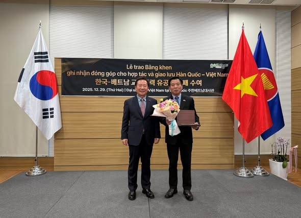 Huyện Bonghwa trao kỷ niệm chương cho Đại sứ Việt Nam tại Hàn Quốc Huyện Bonghwa trao kỷ niệm chương cho Đại sứ Việt Nam tại Hàn Quốc
