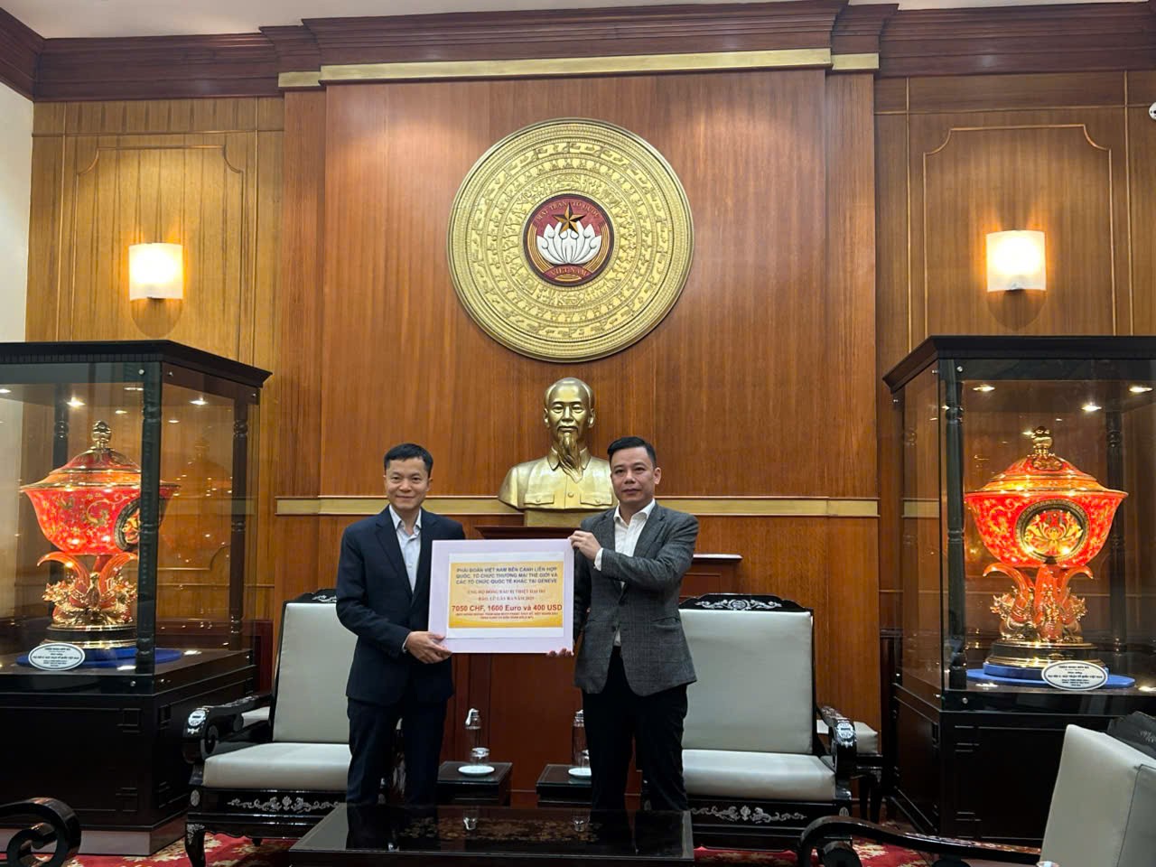 Ông Cung Đức Hân đại diện Phái đoàn Việt Nam tại Genève số tiền là 7.050 CHF, 1.600 EUR và 400 USD cho Ủy ban Trung ương MTTQ Việt Nam Ông Cung Đức Hân đại diện Phái đoàn Việt Nam tại Genève số tiền là 7.050 CHF, 1.600 EUR và 400 USD cho Ủy ban Trung ương MTTQ Việt Nam