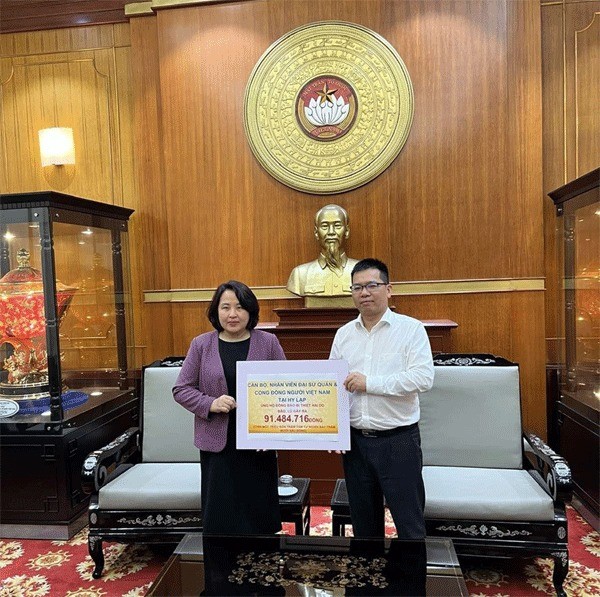 Đại sứ Việt Nam tại Hy Lạp Phạm Thị Thu Hương trao số tiền hơn 91 triệu đồng cho Ủy ban Trung ương MTTQ Việt Nam Đại sứ Việt Nam tại Hy Lạp Phạm Thị Thu Hương trao số tiền hơn 91 triệu đồng cho Ủy ban Trung ương MTTQ Việt Nam